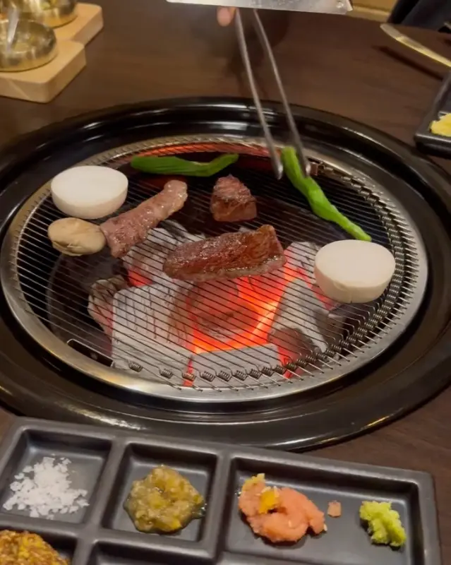 숯불에 구워먹는 한우의 모습