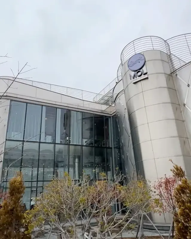 엠오엘 카페 외관 근접 촬영