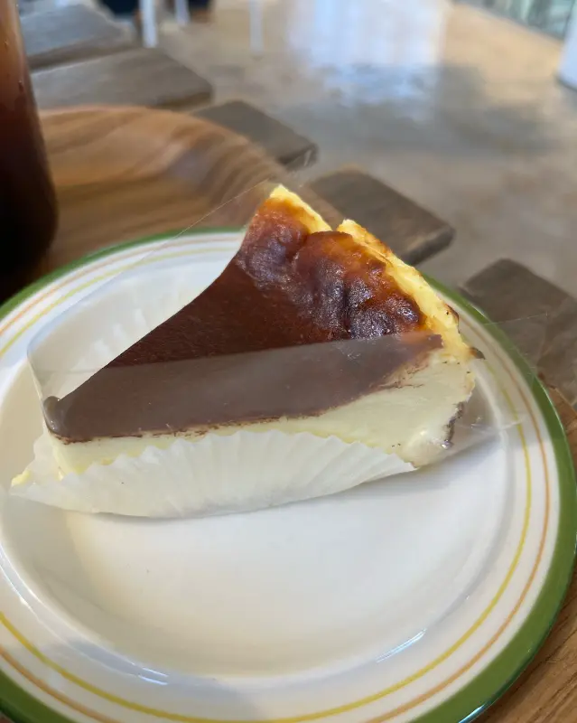 겉은 살짝 탄 듯하면서도 속은 촉촉한 바스크 치즈케이크