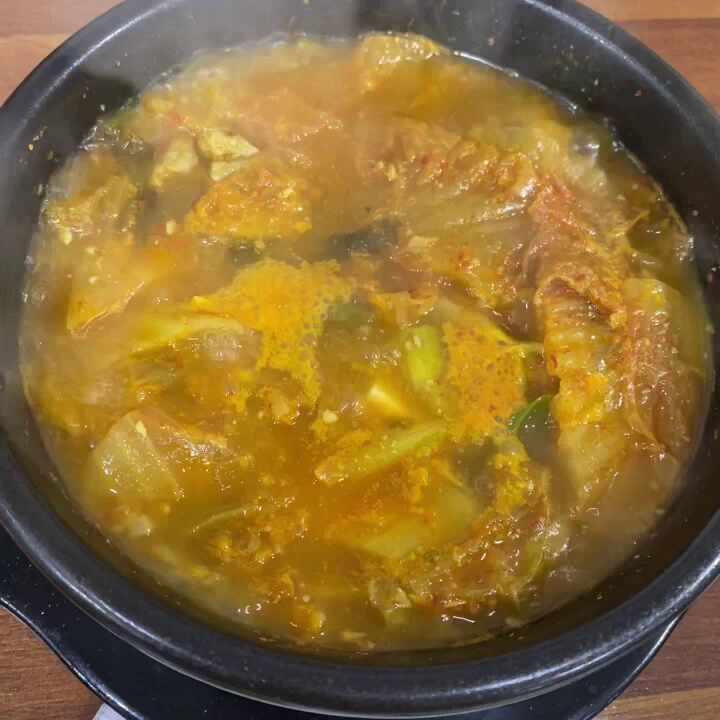 뚝배기에 담겨 보글보글 끓고 있는 김치찌개