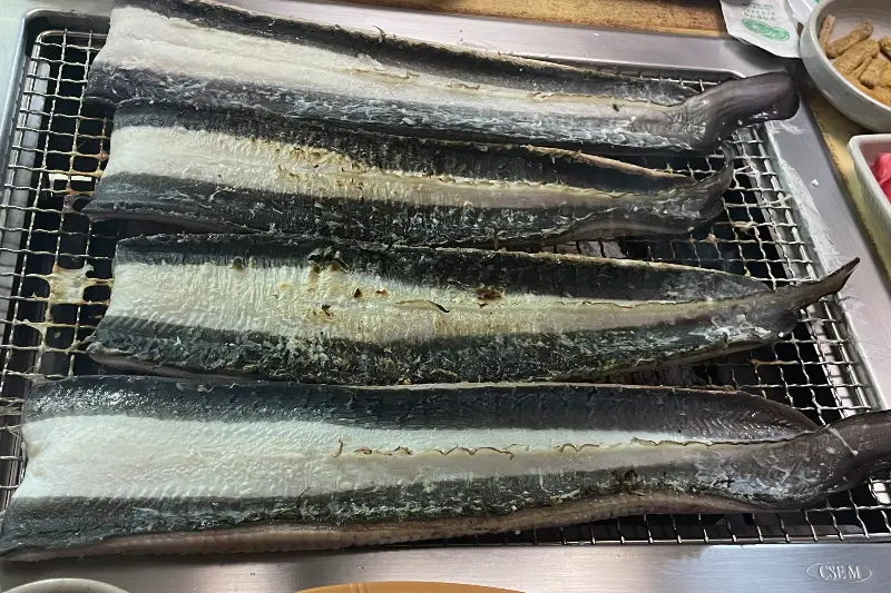 숯불 위에서 맛있게 익어가는 장어