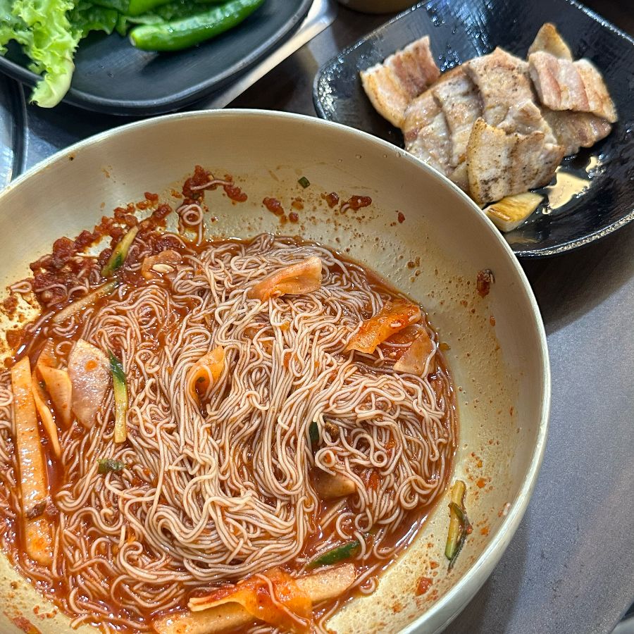 매콤달콤한 비빔냉면