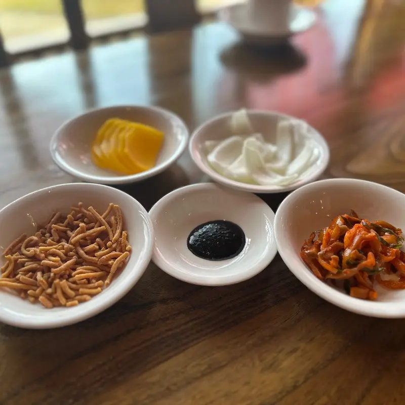 깔끔하게 정돈된 기본 반찬