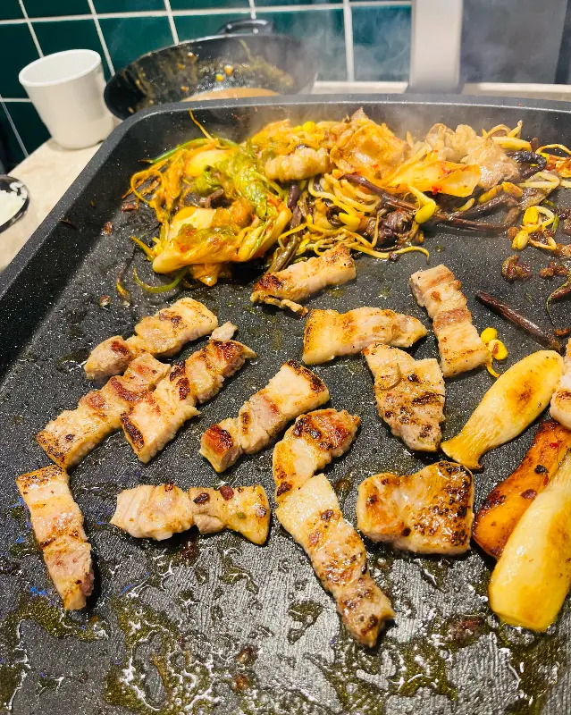 김치, 콩나물, 고사리와 함께 구워 더욱 맛있는 삼겹살