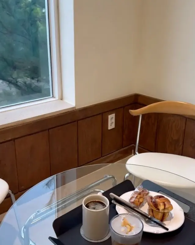 창밖을 보며 커피를 즐기는 모습