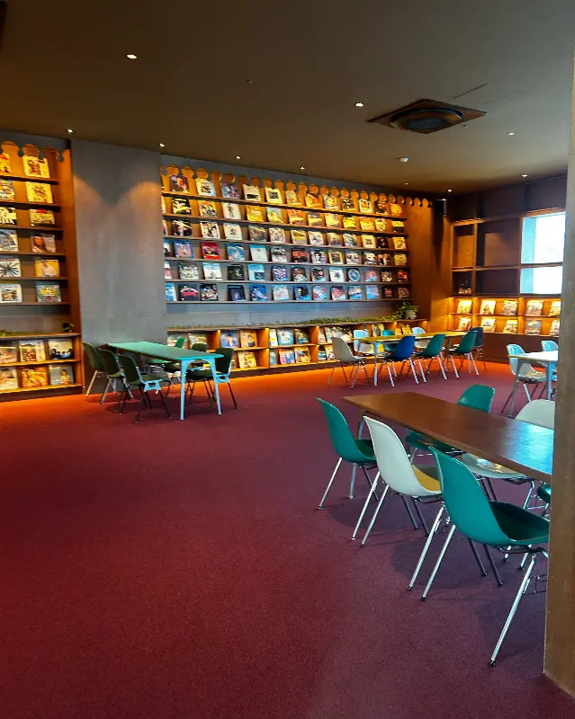 LP판으로 가득 찬 내부