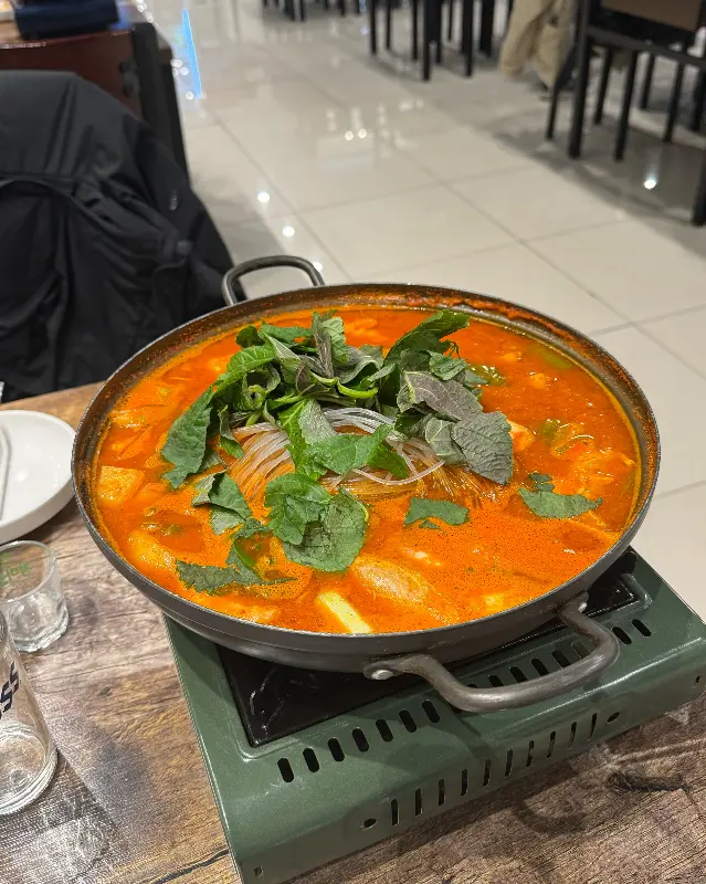 진한 국물과 푸짐한 건더기가 인상적인 닭도리탕