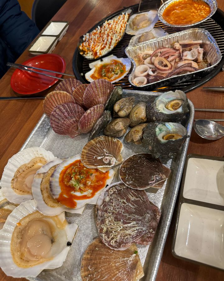 푸짐하게 차려진 조개구이 한 상