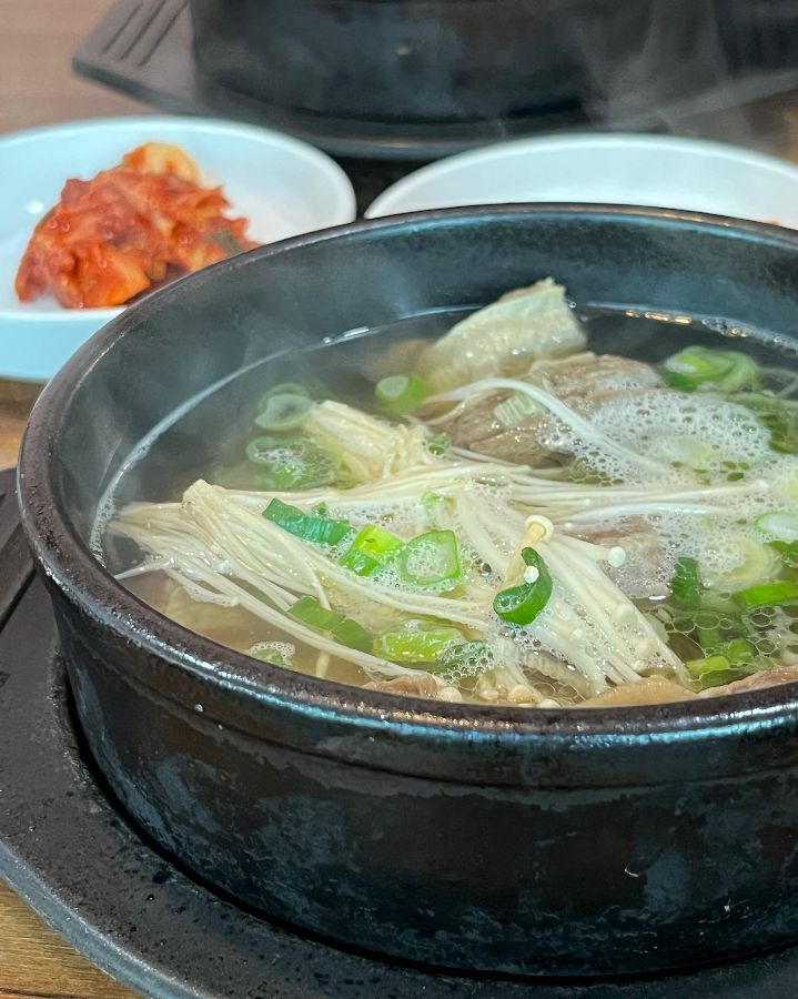 푸짐한 갈비탕 한 상차림