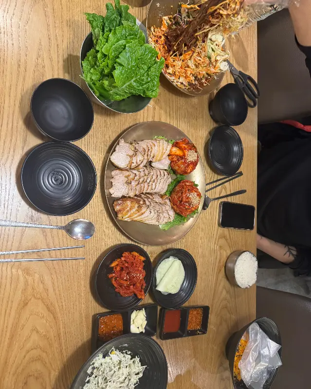 상추, 깻잎, 백김치 등 족발과 함께 곁들여 먹을 수 있는 채소 사진