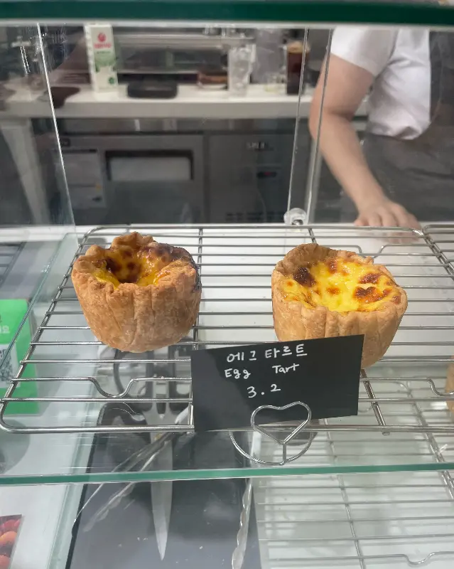 진열대 안의 에그타르트