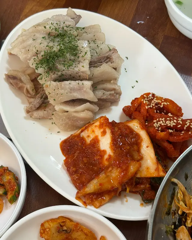 윤기가 흐르는 가브리살 보쌈