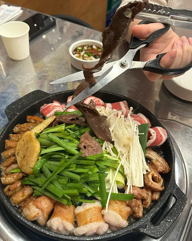 곱창 자르는 모습