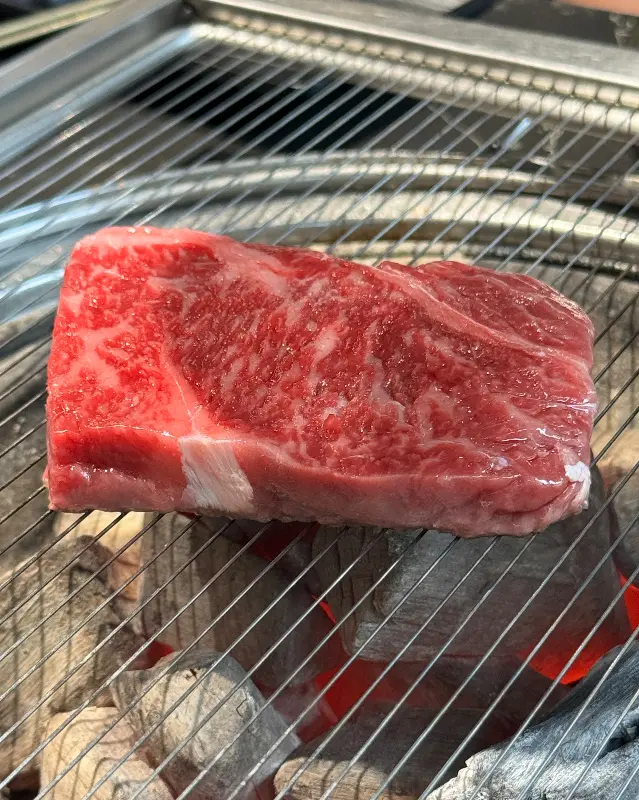 숯불 위에서 익어가는 꽃등심