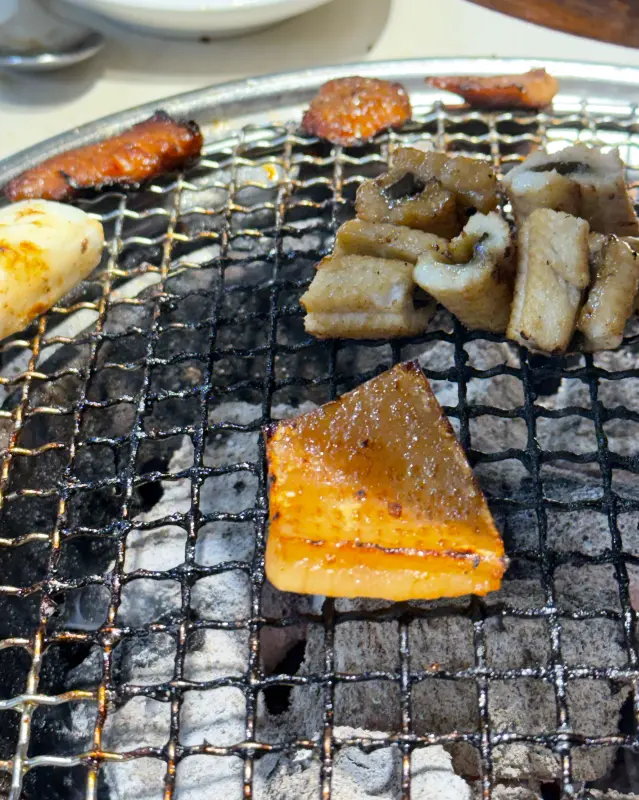 불판 위의 갈비와 껍데기