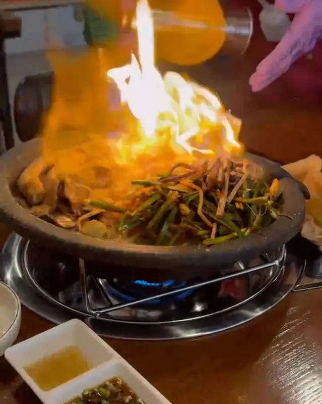 곱창전골에 불을 붙여 화려한 불쇼를 연출하는 모습