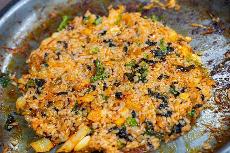 불판 위에 볶아진 볶음밥의 모습