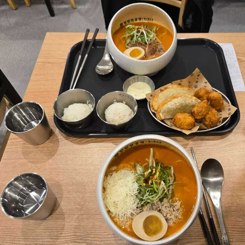 탄탄면과 곁들임 메뉴 세트