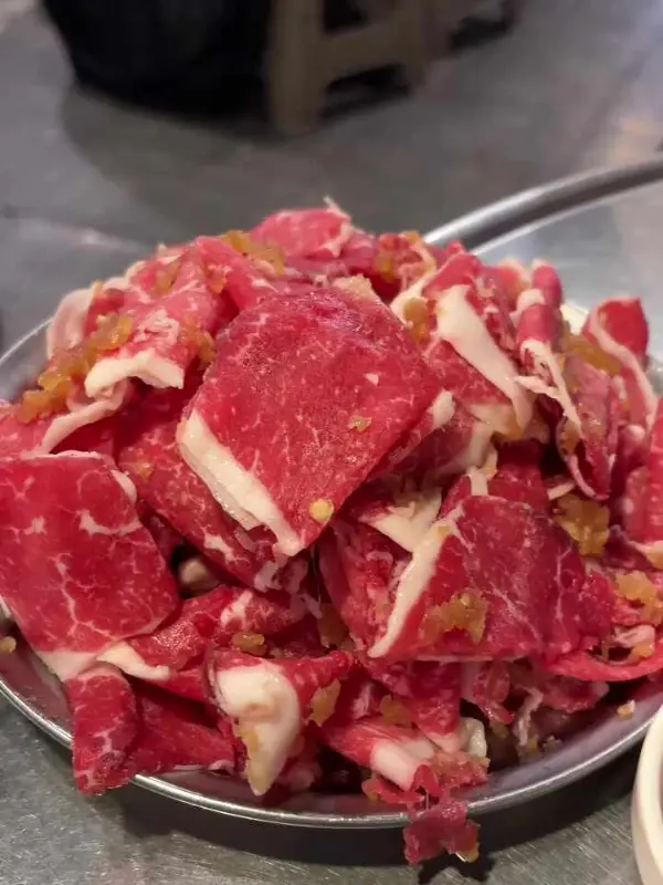 접시에 담겨 나온 신선한 양념 차돌박이