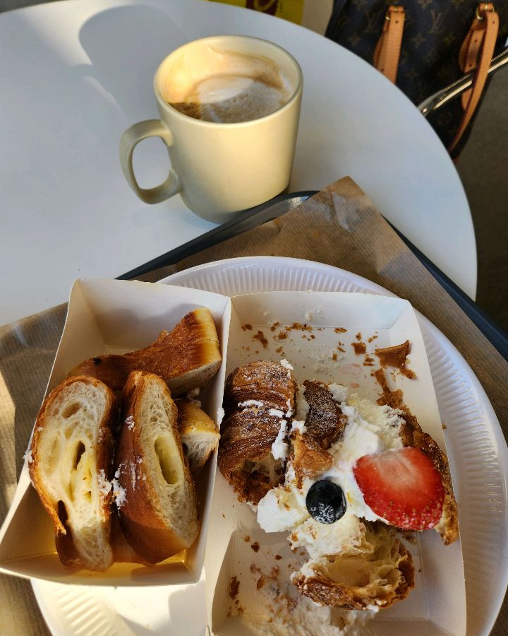 크로아상과 라떼