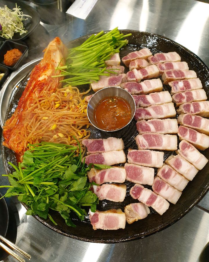 초벌된 삼겹살과 신선한 채소들의 조화