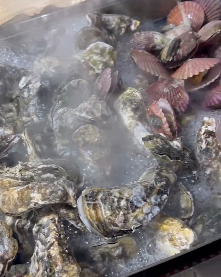 굴과 가리비가 함께 구워지는 모습