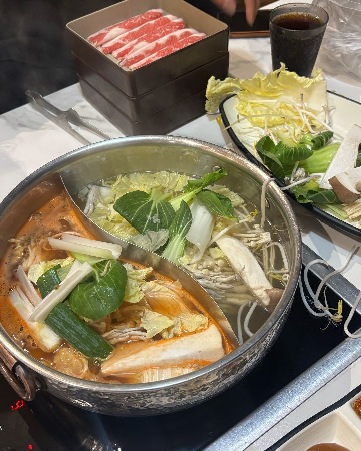 신선한 야채와 최고급 소고기의 조화가 돋보이는 샤브샤브