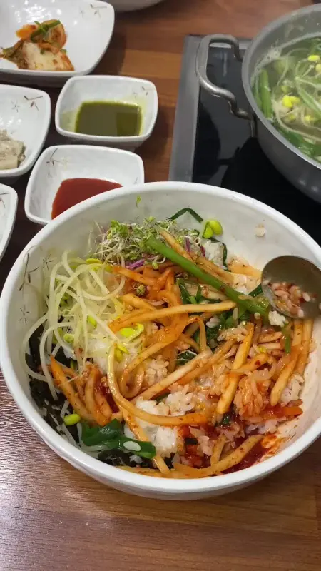 알록달록한 남도복국 새싹 비빔밥
