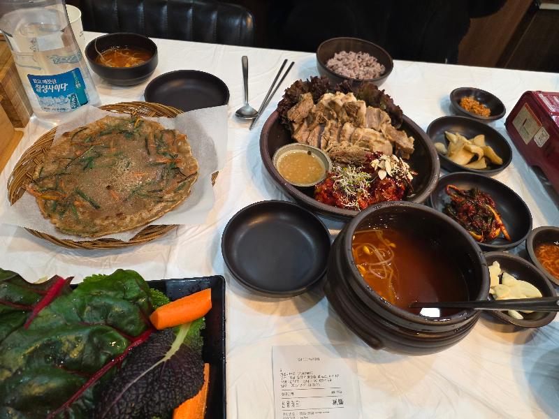 푸짐한 전체 상차림