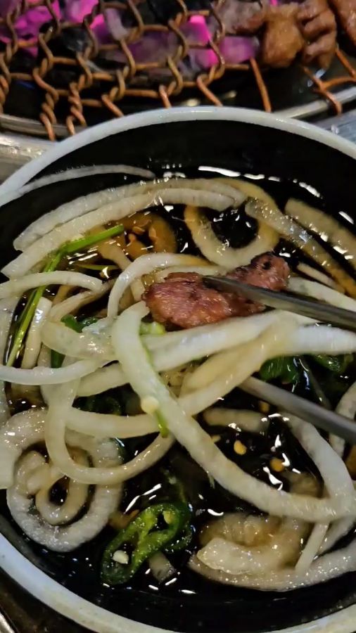 양파 소스와 함께 먹는 갈비