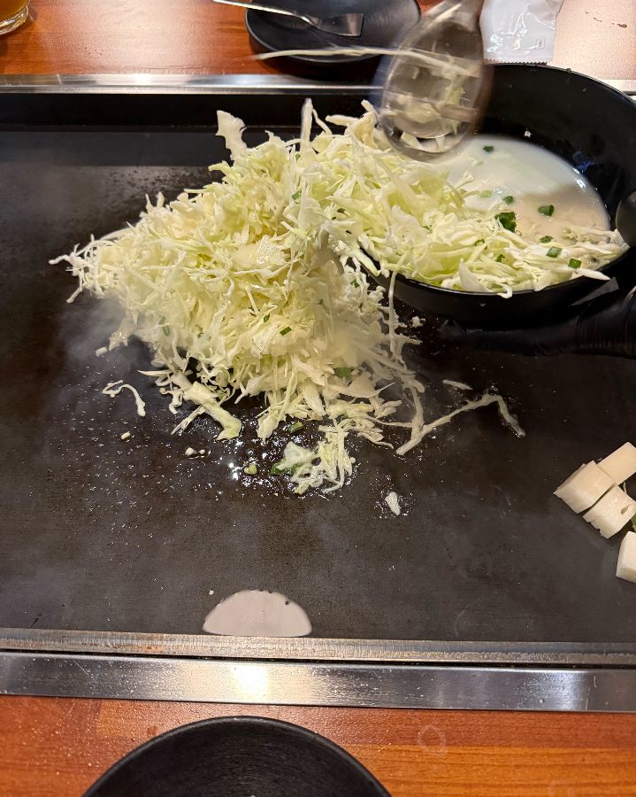 오몬자 테이블에서 몬자야끼가 만들어지는 과정