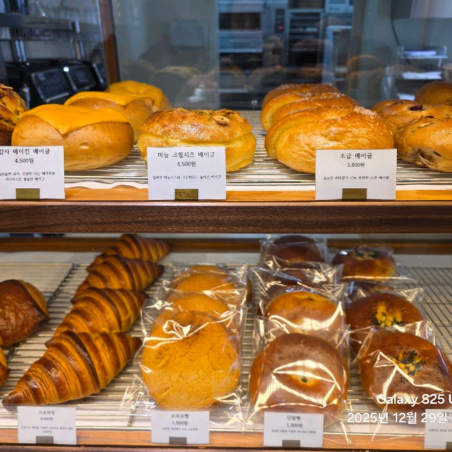 키지 베이커리 카페의 아늑하고 따뜻한 실내 전경