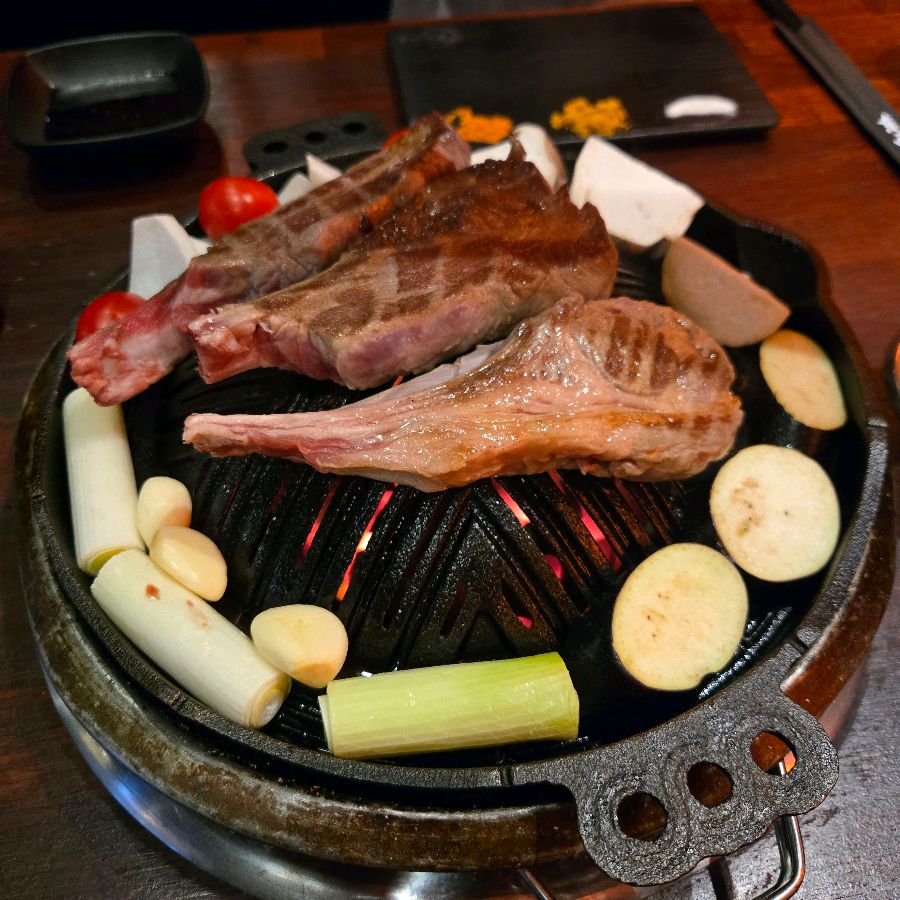 잘 구워진 양갈비 단면