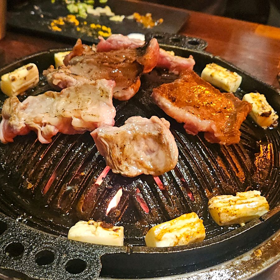 불판 위에서 맛있게 구워지는 양갈비와 치즈