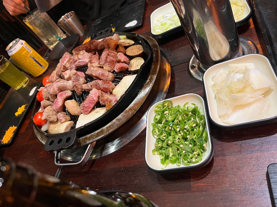 양갈비와 함께 구워지는 신선한 가니쉬