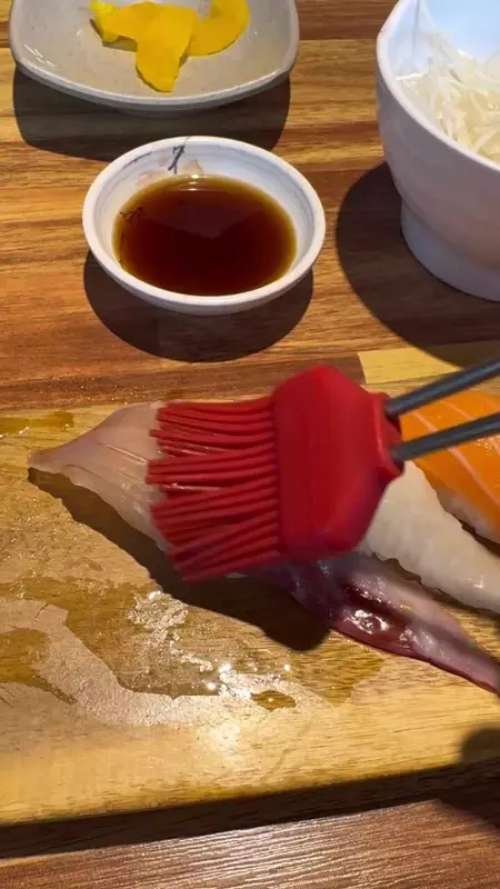 붓으로 간장을 바르는 모습