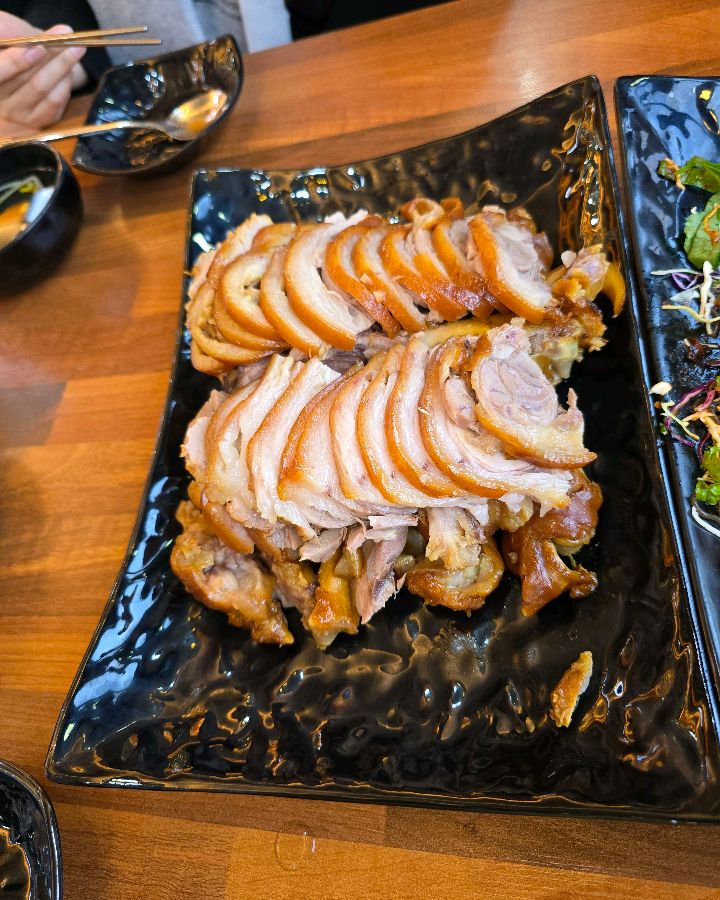 윤기가 흐르는 일순이네 왕족발