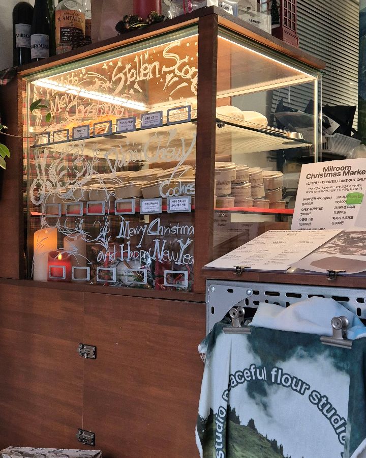 밀룸 쇼케이스 내부 모습