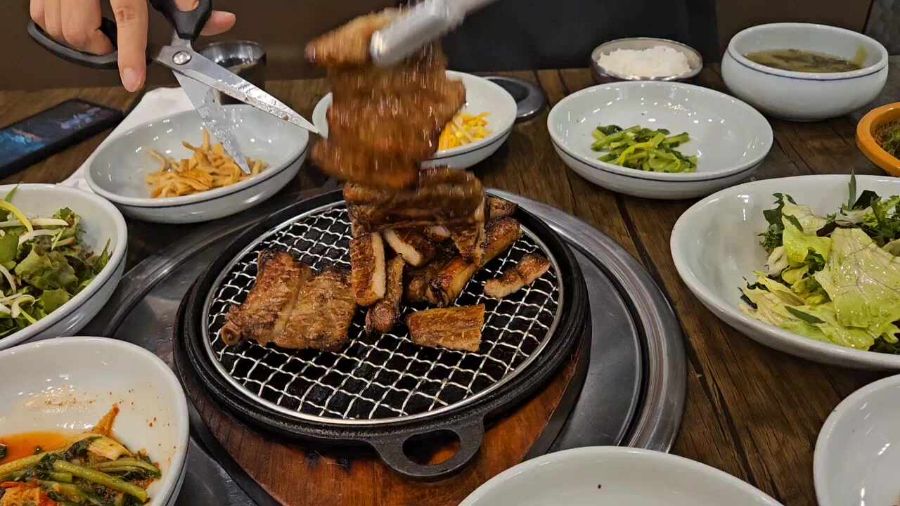 고기굽는마을 돼지갈비 손질 서비스