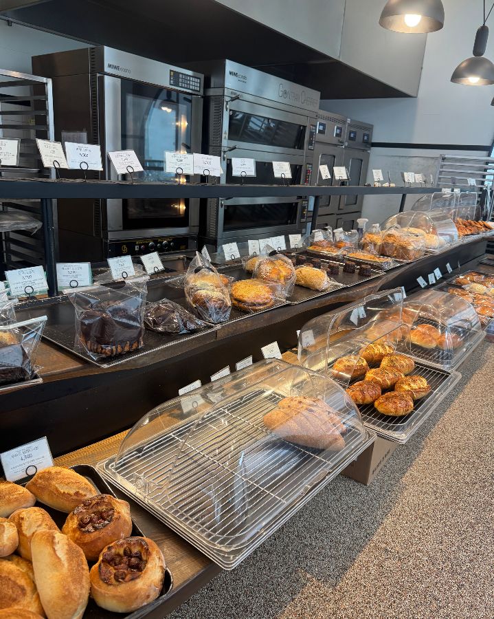 곤트란쉐리에 경기광주점의 다양한 빵 진열대