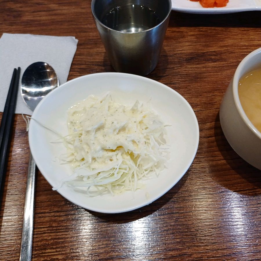 카츠를담다 양배추 샐러드