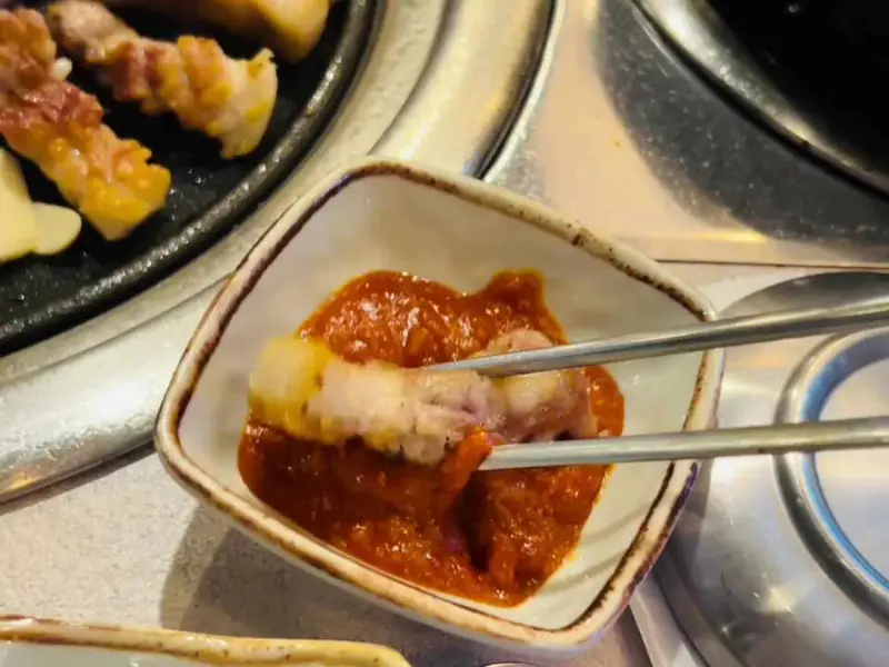 삼겹살을 멜젓에 찍어먹는 모습