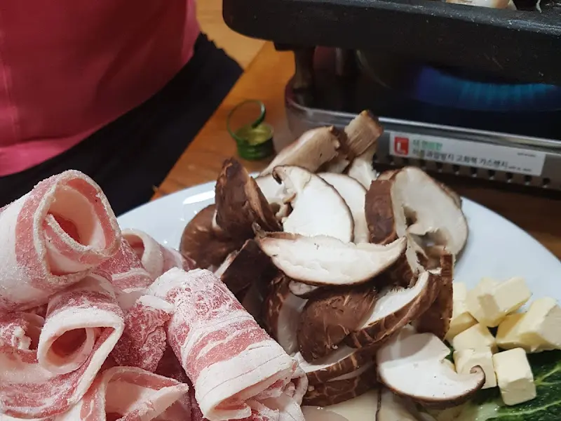 키조개 삼합 굽는 모습