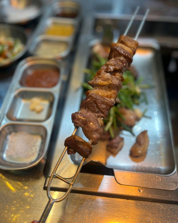 노릇하게 구워진 오리 꼬치 클로즈업