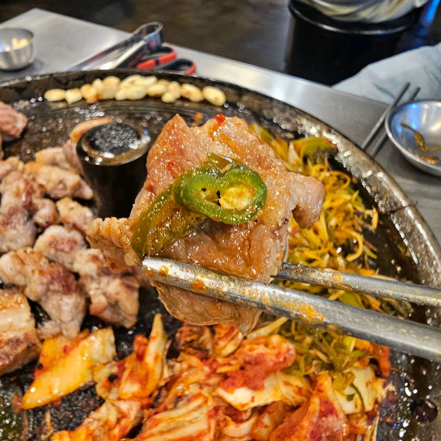 전문가의 손길로 구워지는 삼겹살