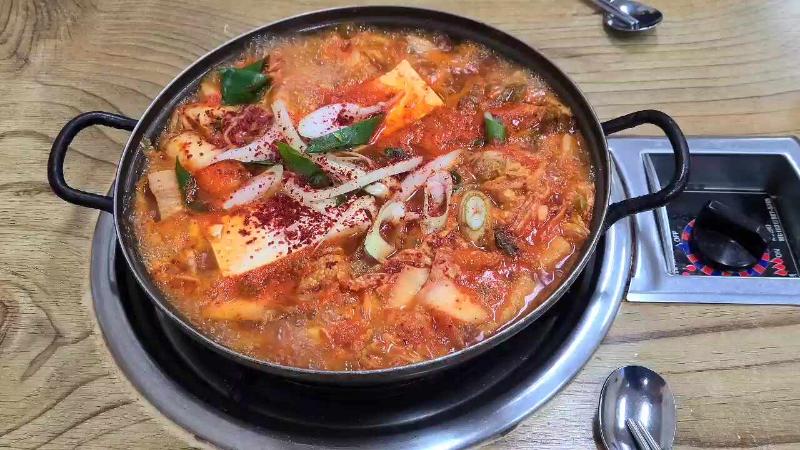보글보글 끓고 있는 김치찌개