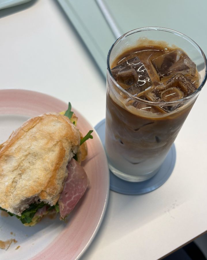 바질마요 샌드위치와 아이스 라떼