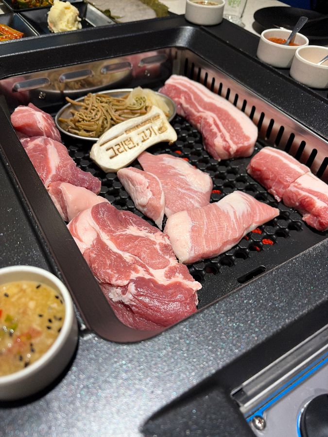 그리던고기 광교상현역점 숙성 삼겹살과 다채로운 곁들임