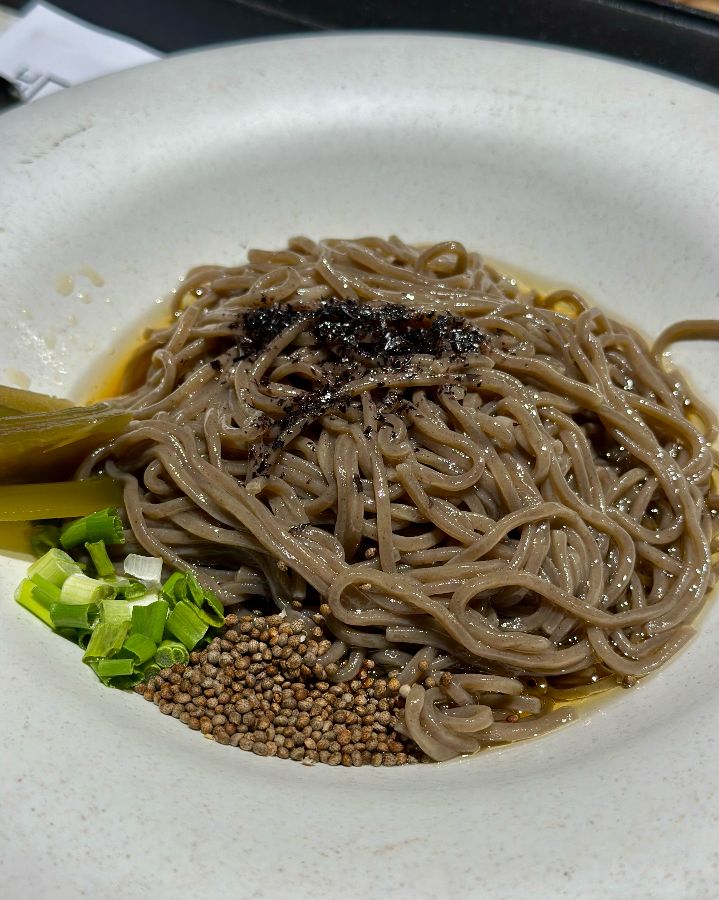 고소한 풍미가 일품인 그리던고기 들기름 막국수