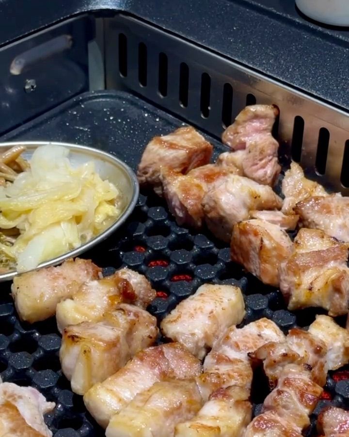 노릇하게 구워진 그리던고기 숙성 삼겹살